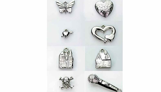 プラスティック製銀メッキのチャームハート大