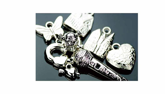 プラスティック製銀メッキのチャームドクロ大