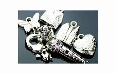 プラスティック製銀メッキのチャームドクロ大