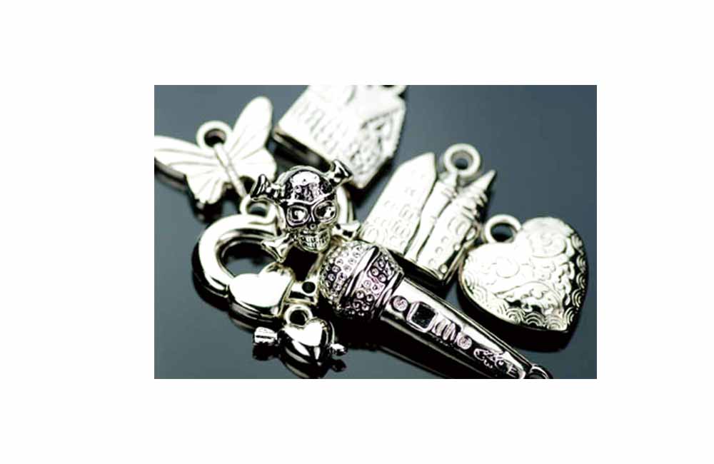 プラスティック製銀メッキのチャームドクロ大