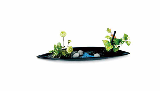 南眞紀作の舟型陶器と炭インテリア大